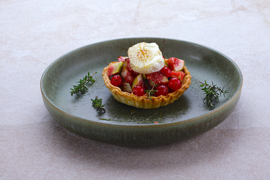 Tartelette with mixed fruit and goat cheese