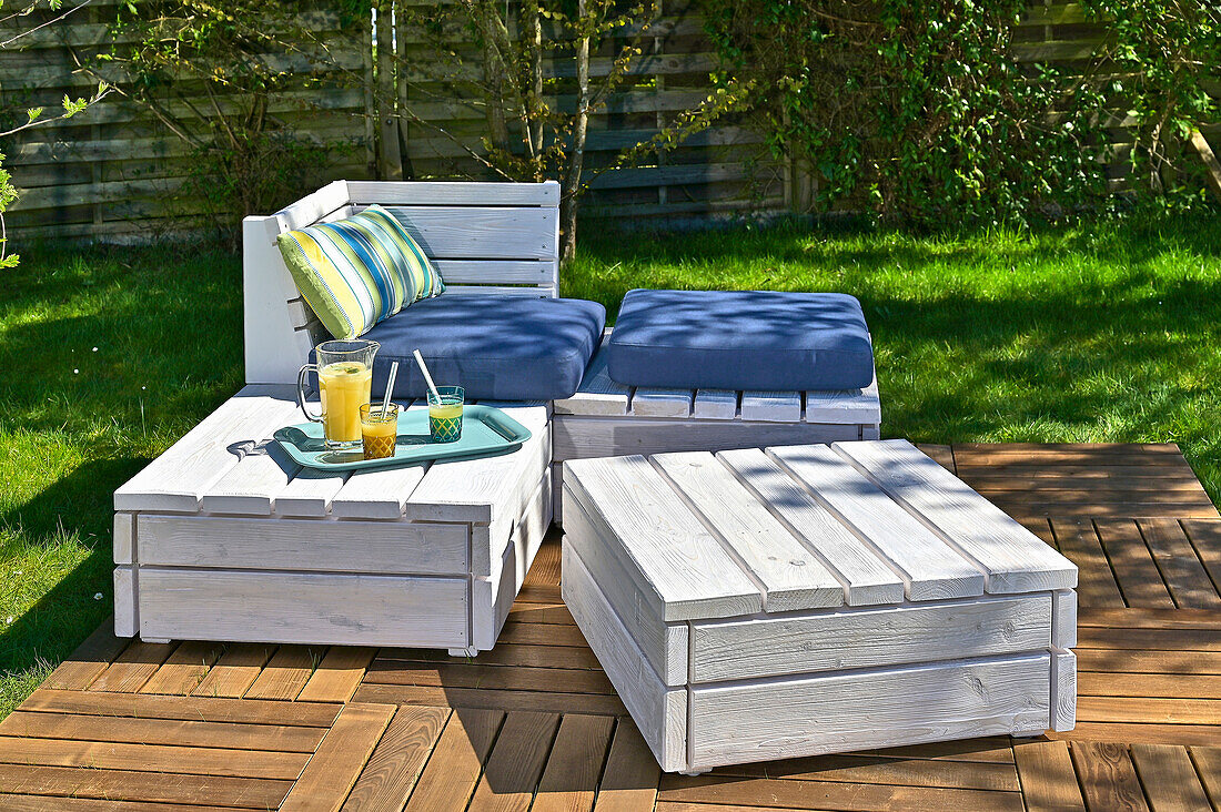 DIY-Loungebank und Tisch aus Baudielen im Garten