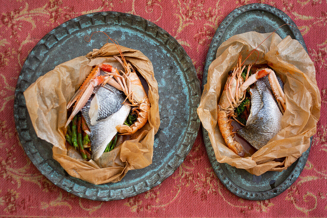 Langoustinen mit Dorade im Backpapier garen