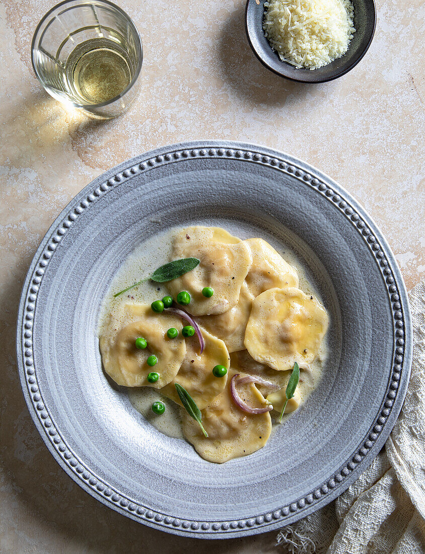 Butternusskürbis-Ravioli in Salbei-Sahnesauce mit grünen Erbsen