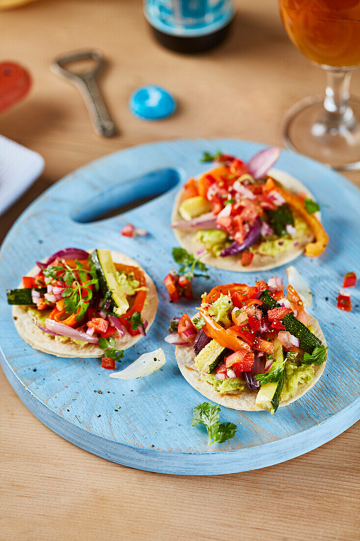 Vegetarische Tacos auf blauer Servierplatte