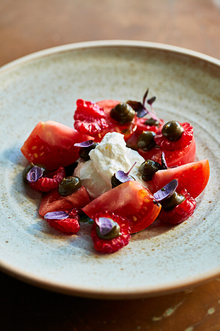 Tomatensalat mit Burrata, Himbeeren und Kapern