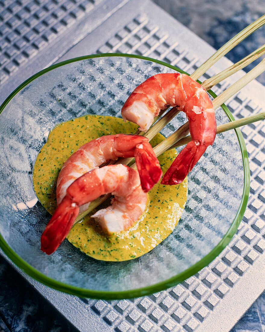 Shrimp skewers on Thai curry sauce