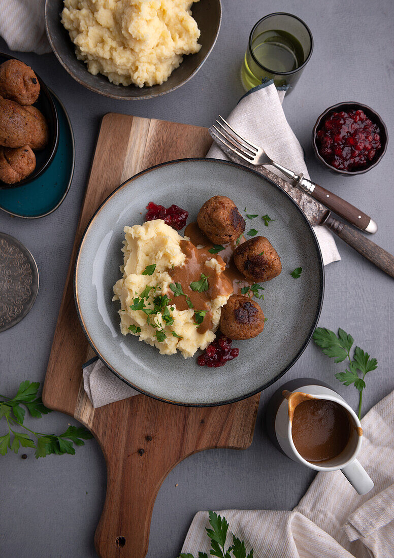 Vegane Köttbullar mit Kartoffelstampf und Preiselbeeren