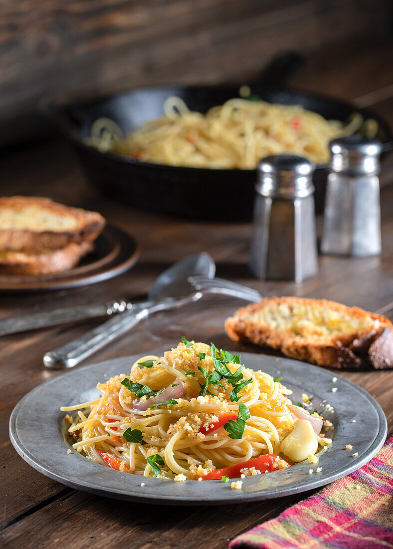 Pasta aglio e olio mit Paprika, Zwiebeln und gerösteten Semmelbröseln