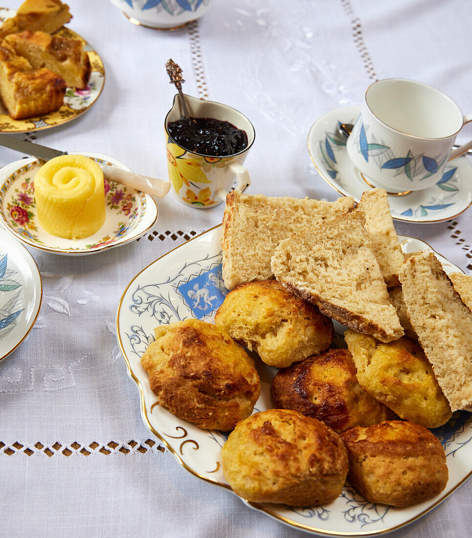 Frühstüscktisch mit Scones und Brot