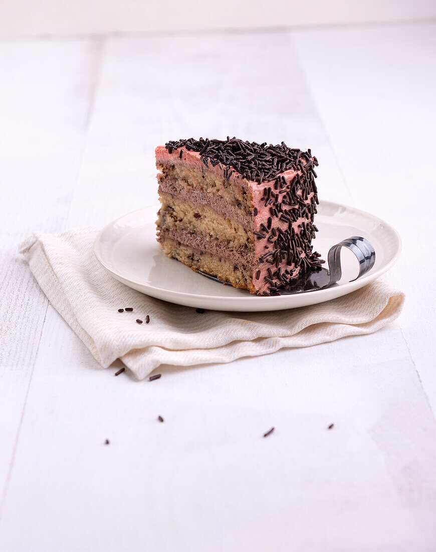 Vegane 'Buttercreme'-Torte mit Schokoladenstreuseln