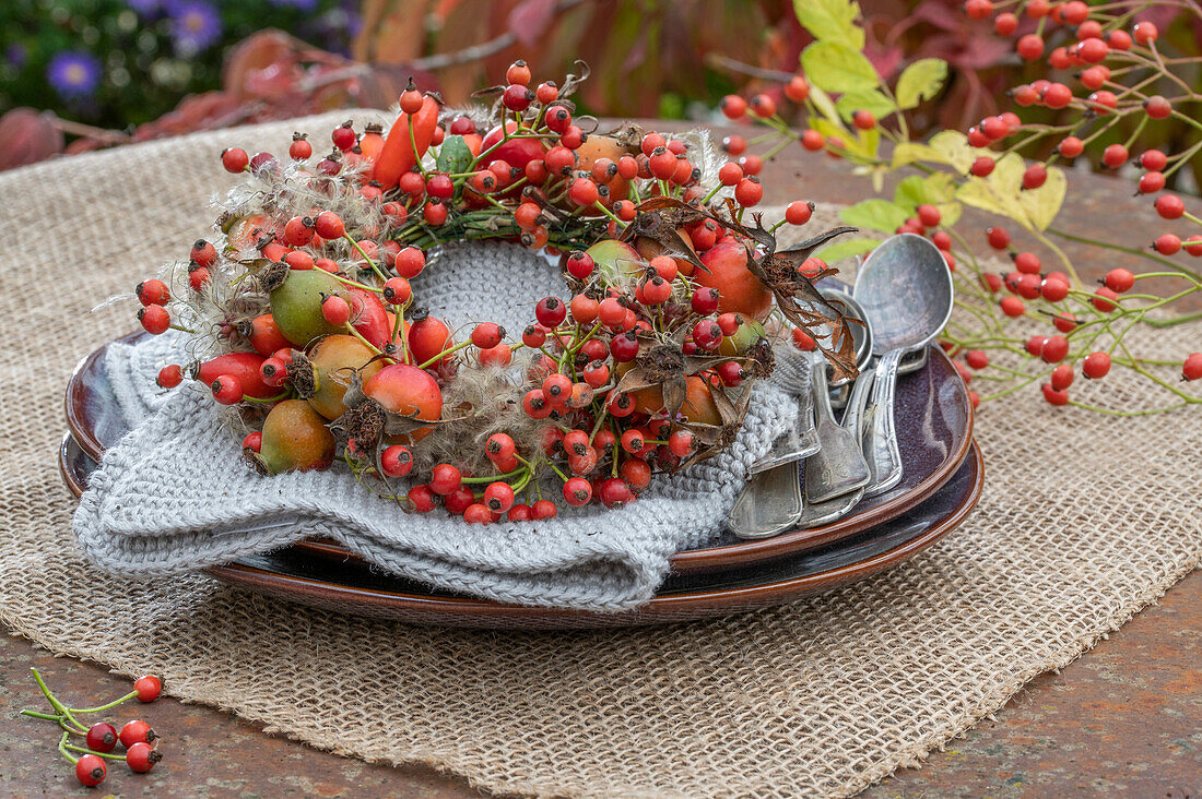 Herbstkranz aus Clematiszweigen und Hagebutten