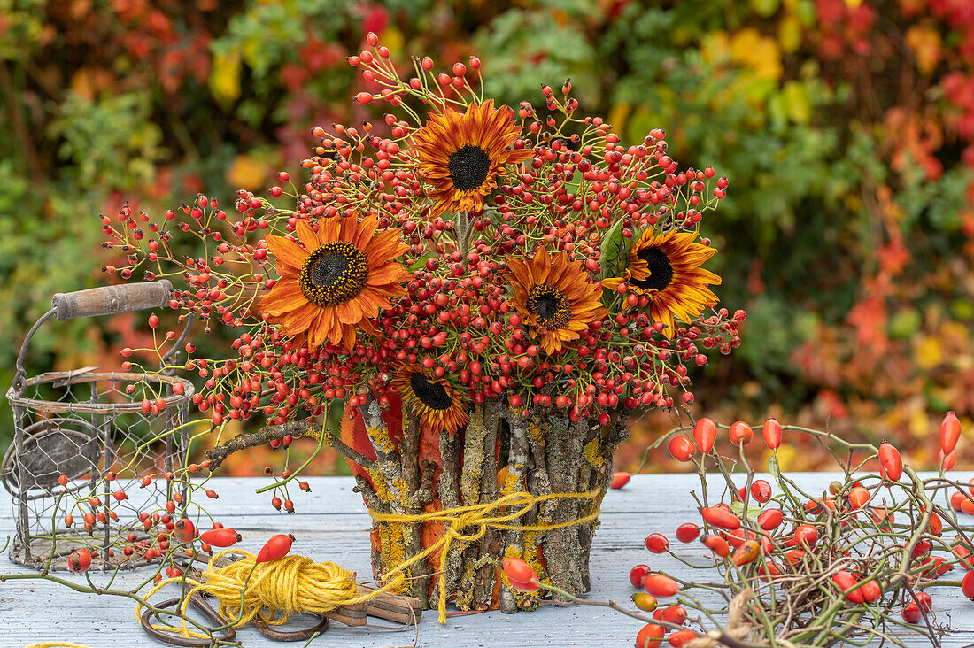 Herbststrauß aus Sonnenblumen und Hagebuttenzweigen