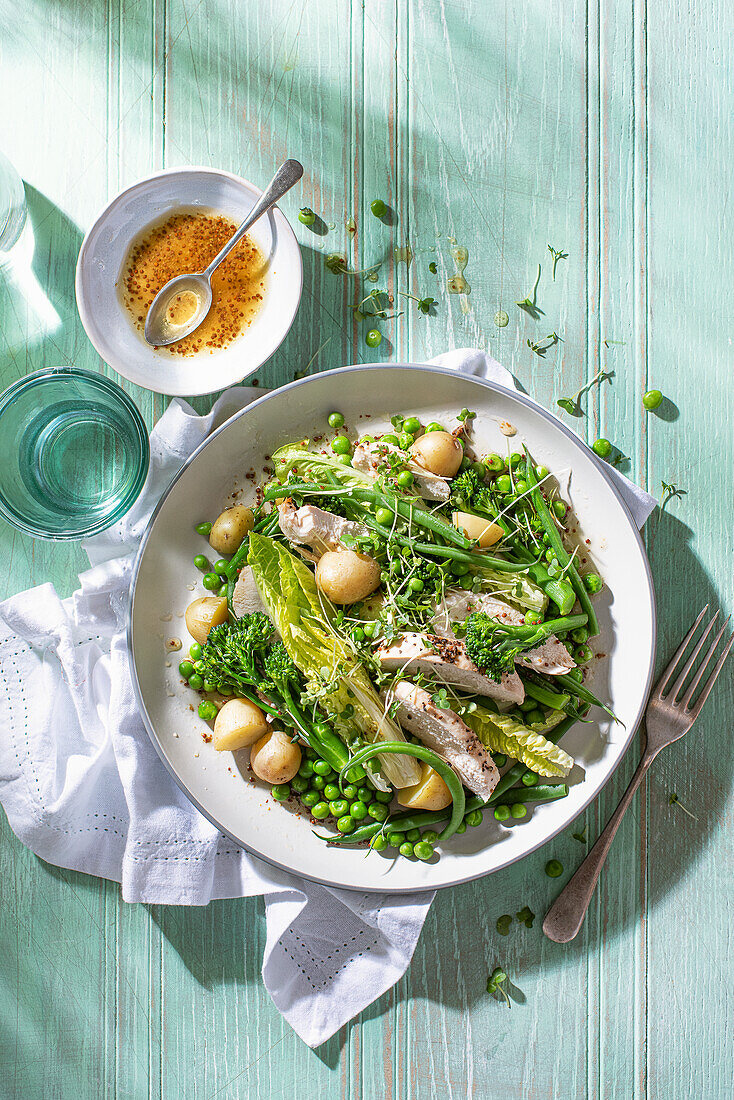 Grüner Frühlingssalat mit Frühkartoffeln und Hähnchenbrust, dazu Senf-Ahornsirup-Dressing