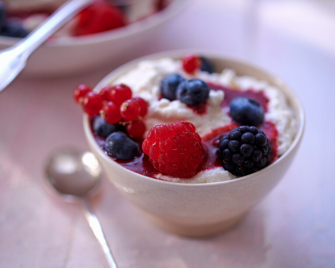 Crémet Nantais (Quarkdessert, Frankreich) mit Beeren