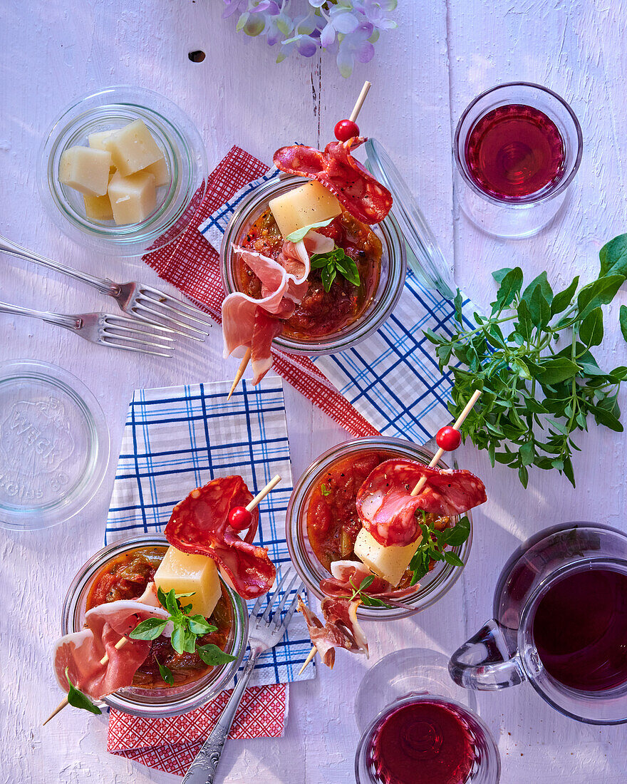 Piperade (baskische Paprikasauce) und Spießchen mit Wurst, Schinken und Käse