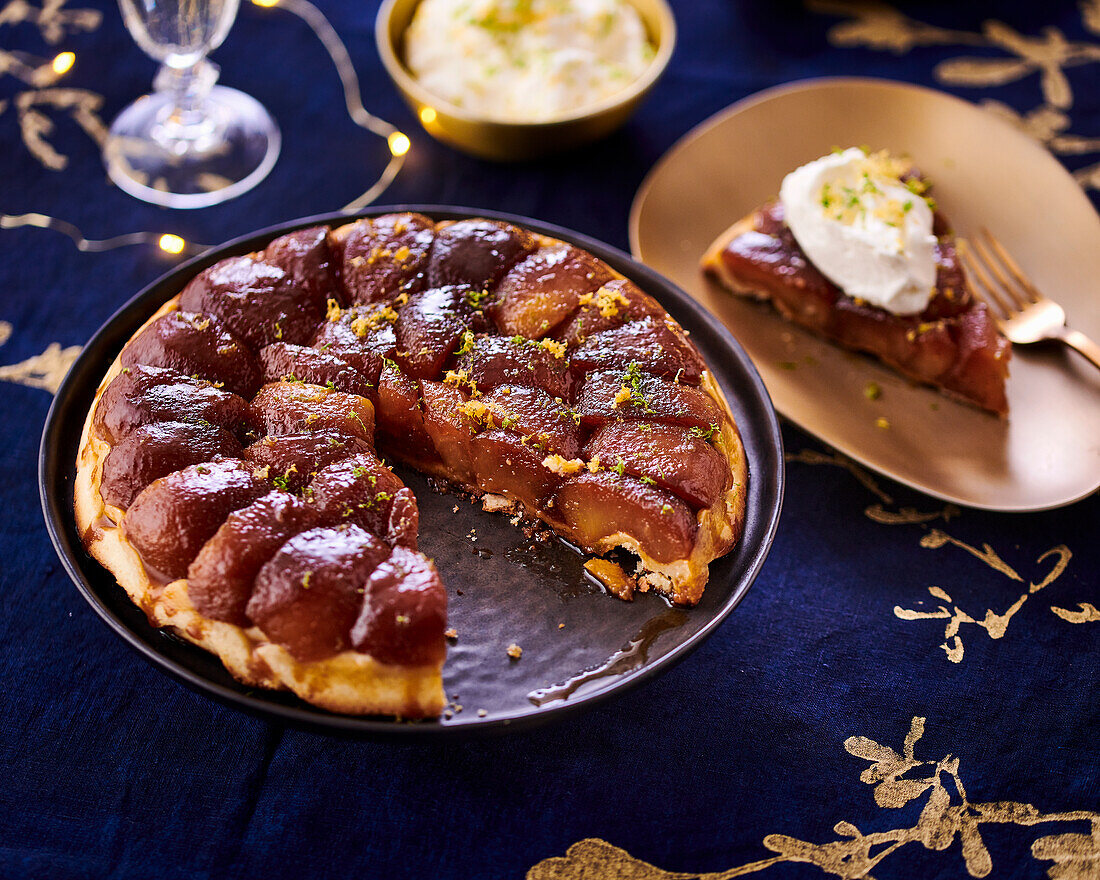 Tarte Tatin, angeschnitten (Weihnachten)