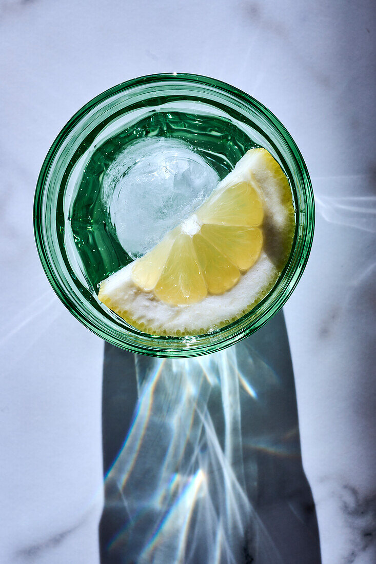 Ein Glas Wasser mit Zitrone