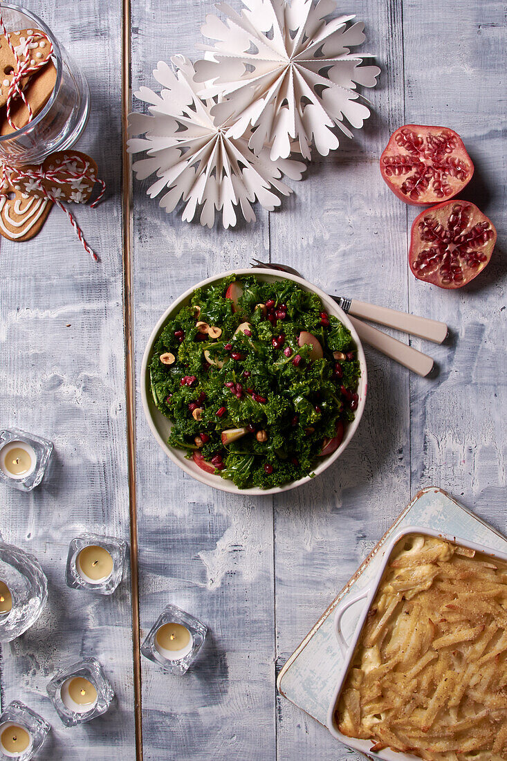 Grünkohlsalat und Kartoffel-Anchovi-Auflauf als weihnachtliche Beilagen