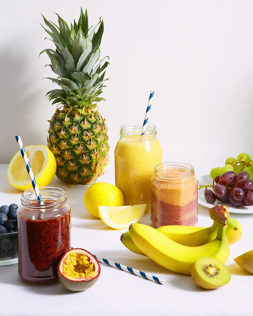 Tuttifrutti-Smoothies mit Maracuja, Kiwi und Banane