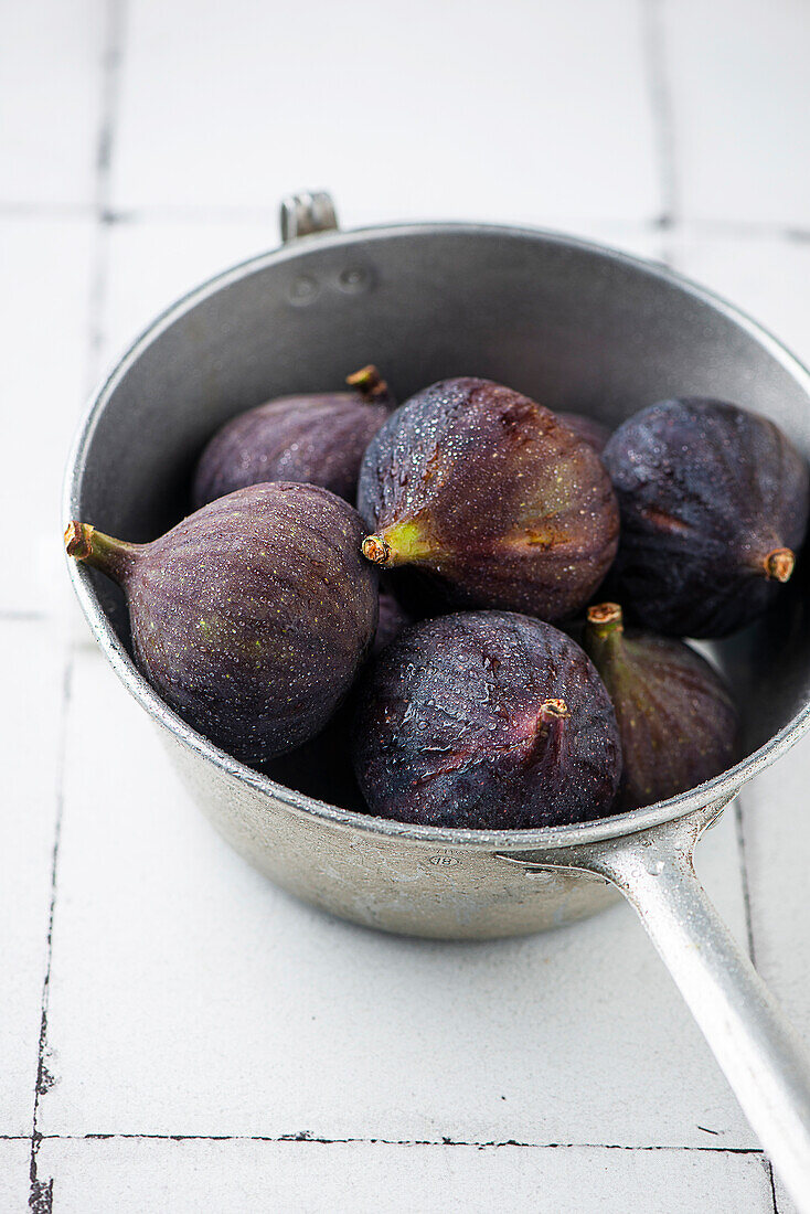 Fresh figs in a pot
