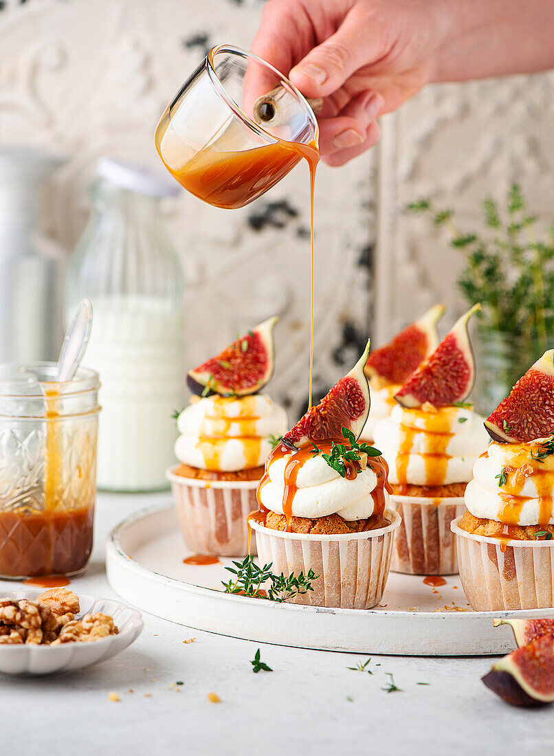 Cupcakes with figs and caramel sauce