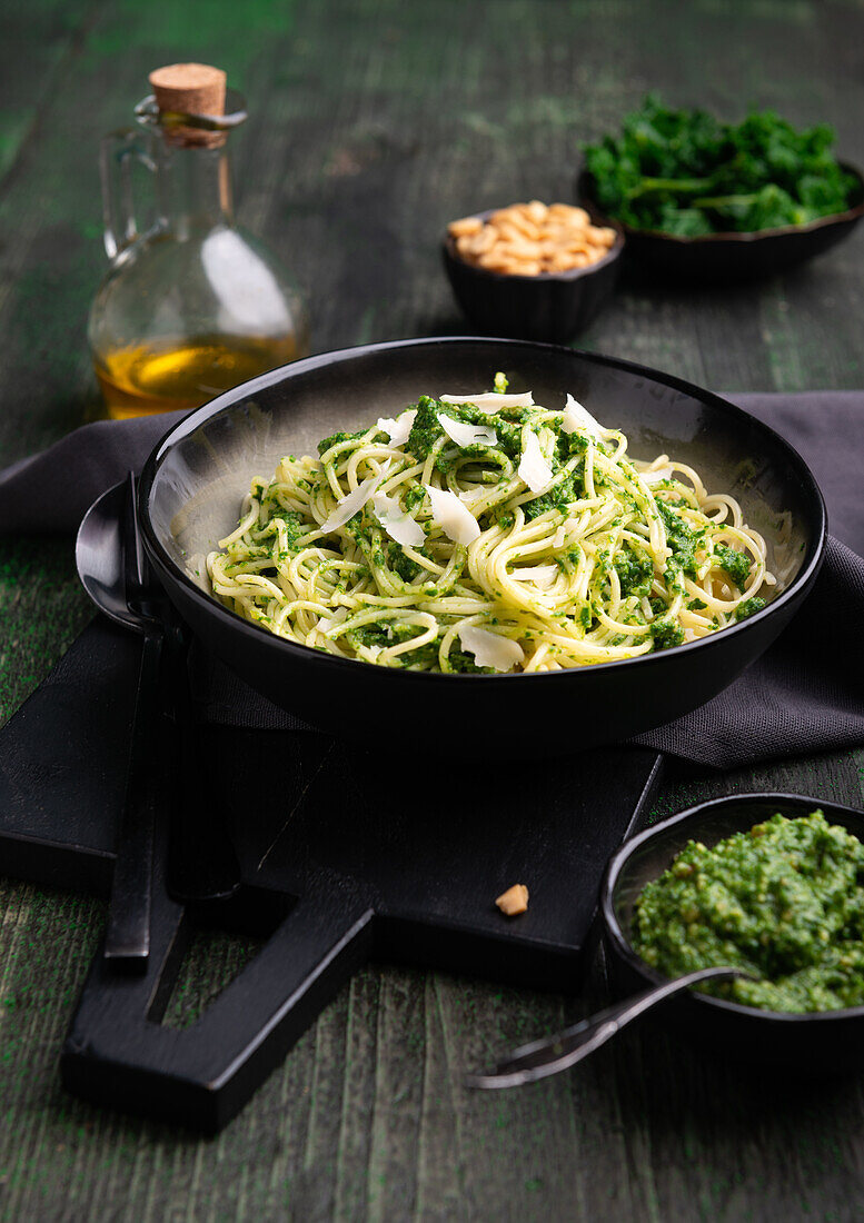 Spaghetti with kale pesto