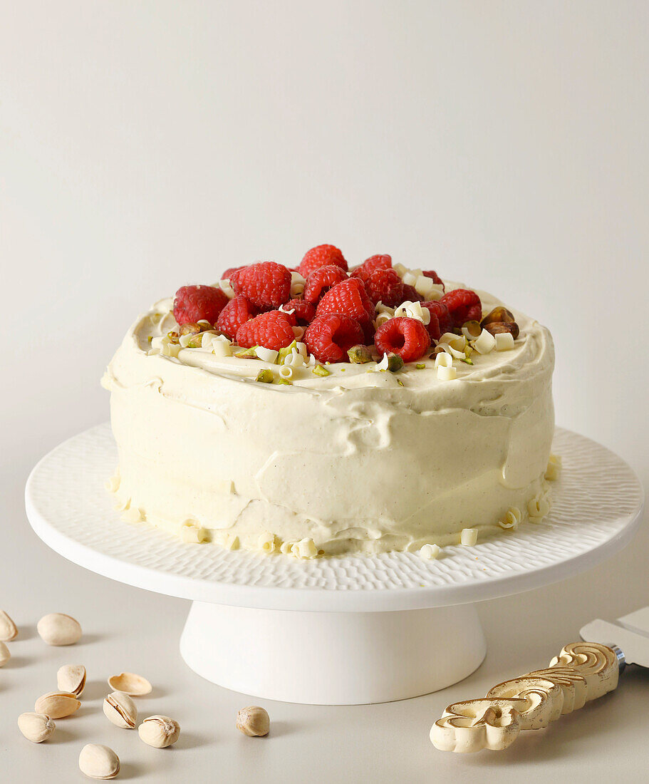 Pistazien-Himbeer-Kuchen mit weißem Frosting