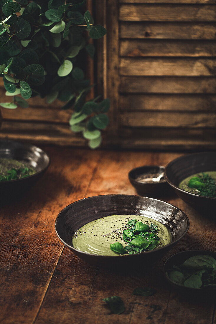 Erbsencremesuppe mit Basilikum