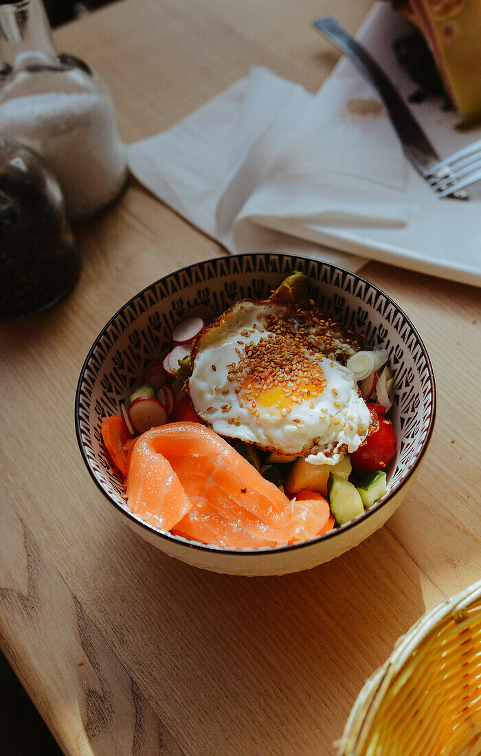Salat-Bowl mit Räucherlachs und Spiegelei