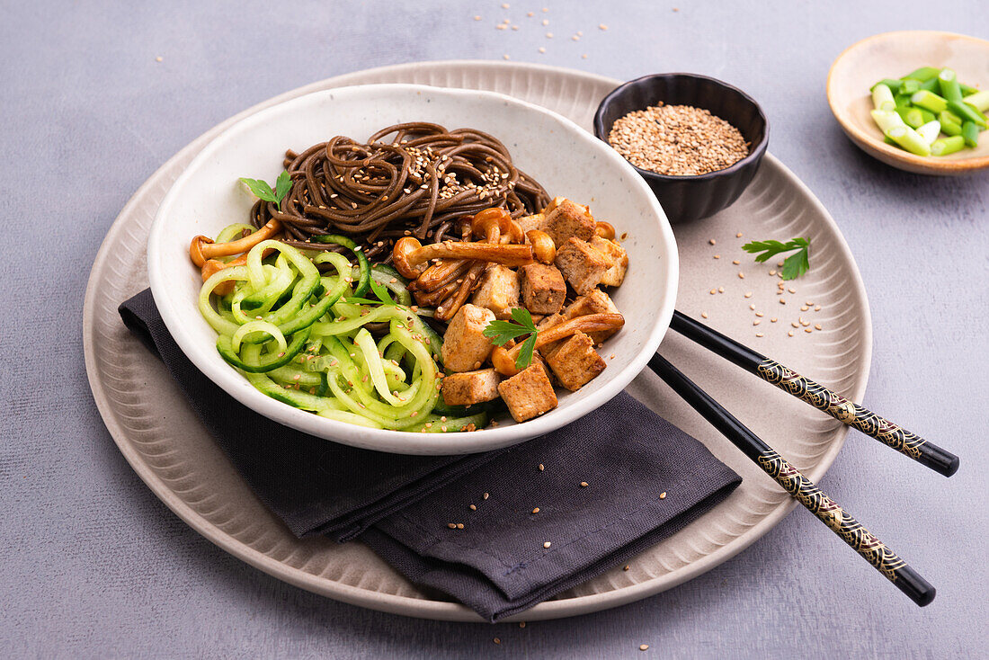 Sobanudeln mit Tofu, Shimeji, Gurkensalat und geröstetem Sesam (Asien)