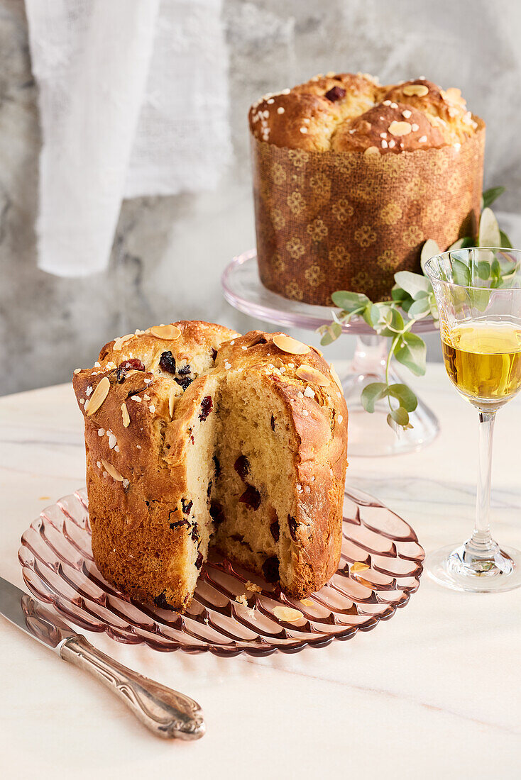 Panettone mit Amaretto-Kirschen