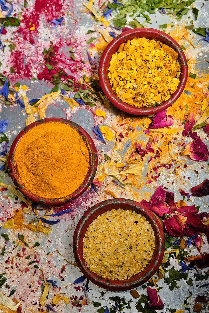 Teller mit Curry auf getrockneten Blüten