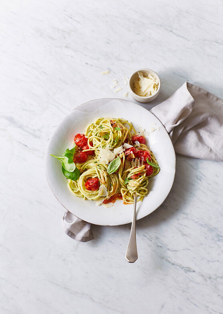 Spaghetti mit Grilltomaten, Basilikum und Parmesan