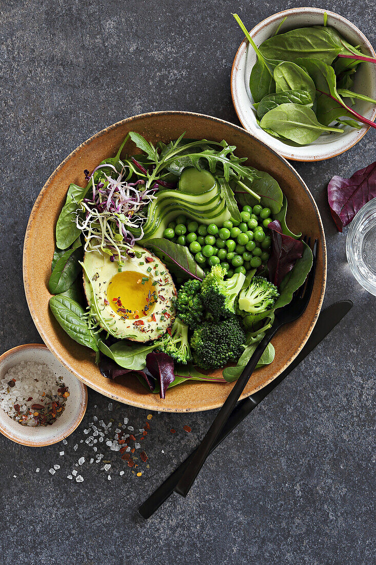 Green Goddess Salad Bowl mit Avocado, Brokkoli und Sprossen