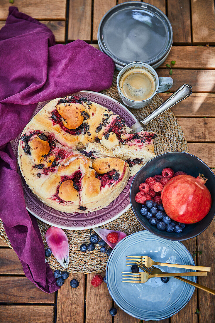 Yeast cake with Oreo cookie filling and berries