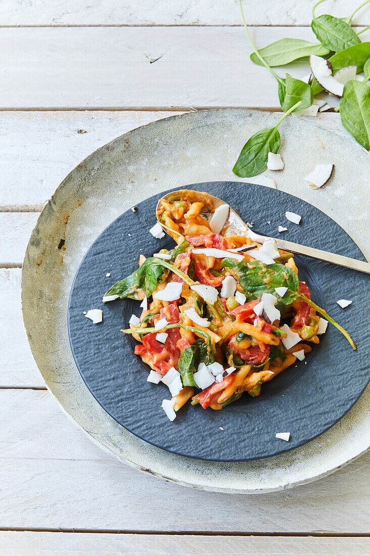 Nudlen mit Tomaten, Spinat und Kokos