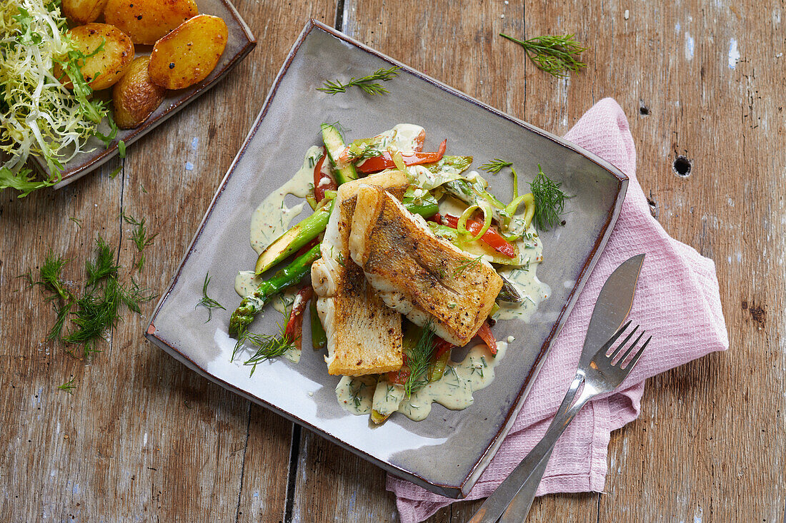 Gebratene Fischfilets auf Spargelsalat