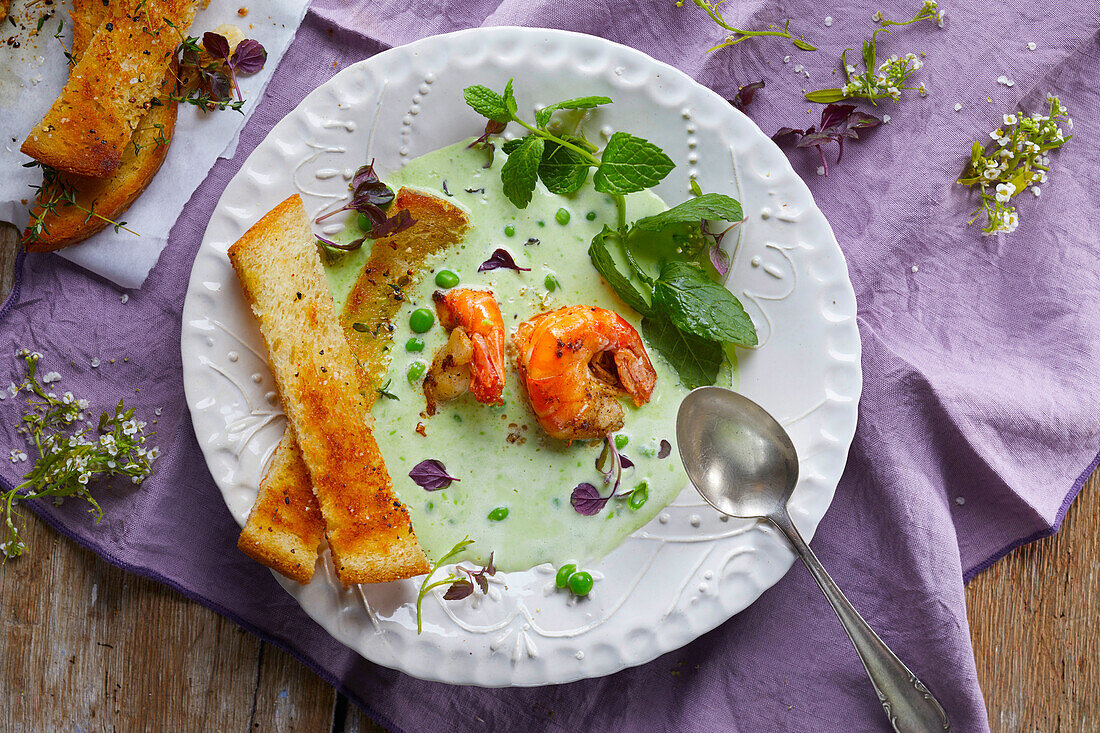 Erbsensuppe mit Garnelen und Röstbrot