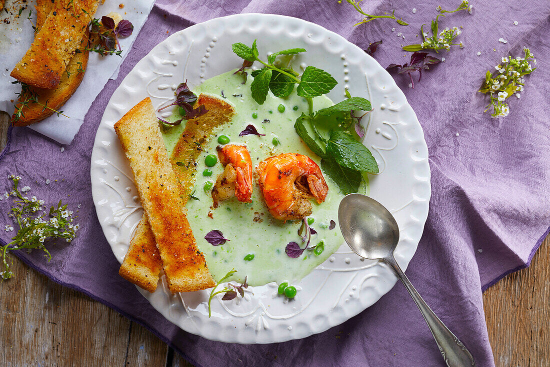 Pea soup with prawns and toasted bread