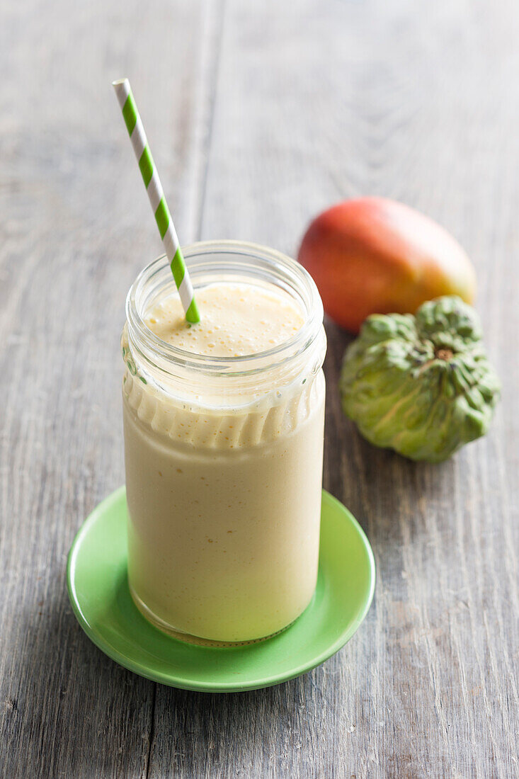 Smoothie with apple and mango