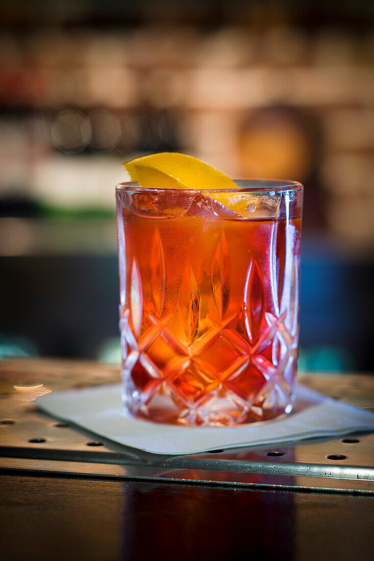 Cocktail im Glas auf Bartheke