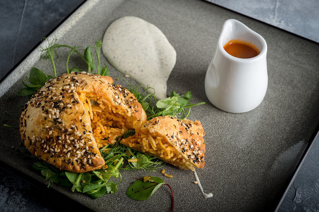 Waldpilz mit Reisfüllung, Biryani-Sauce und geräucherter Raita