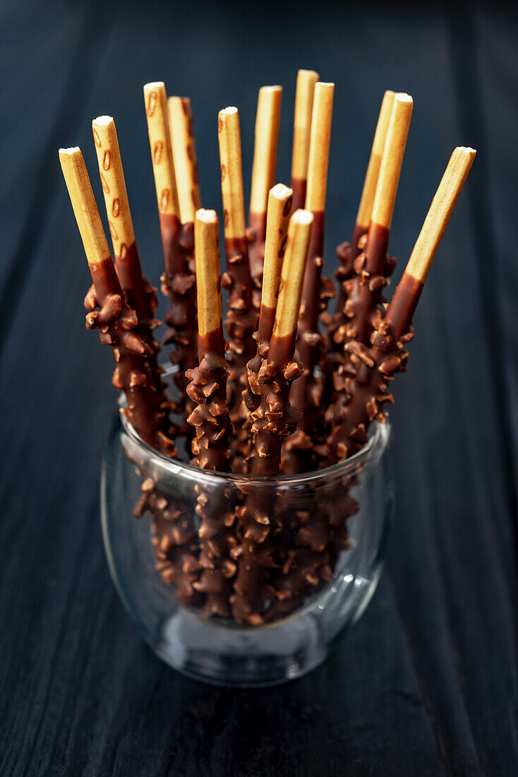 Pocky-Sticks mit Schokolade und gehackten Mandeln (Japan)