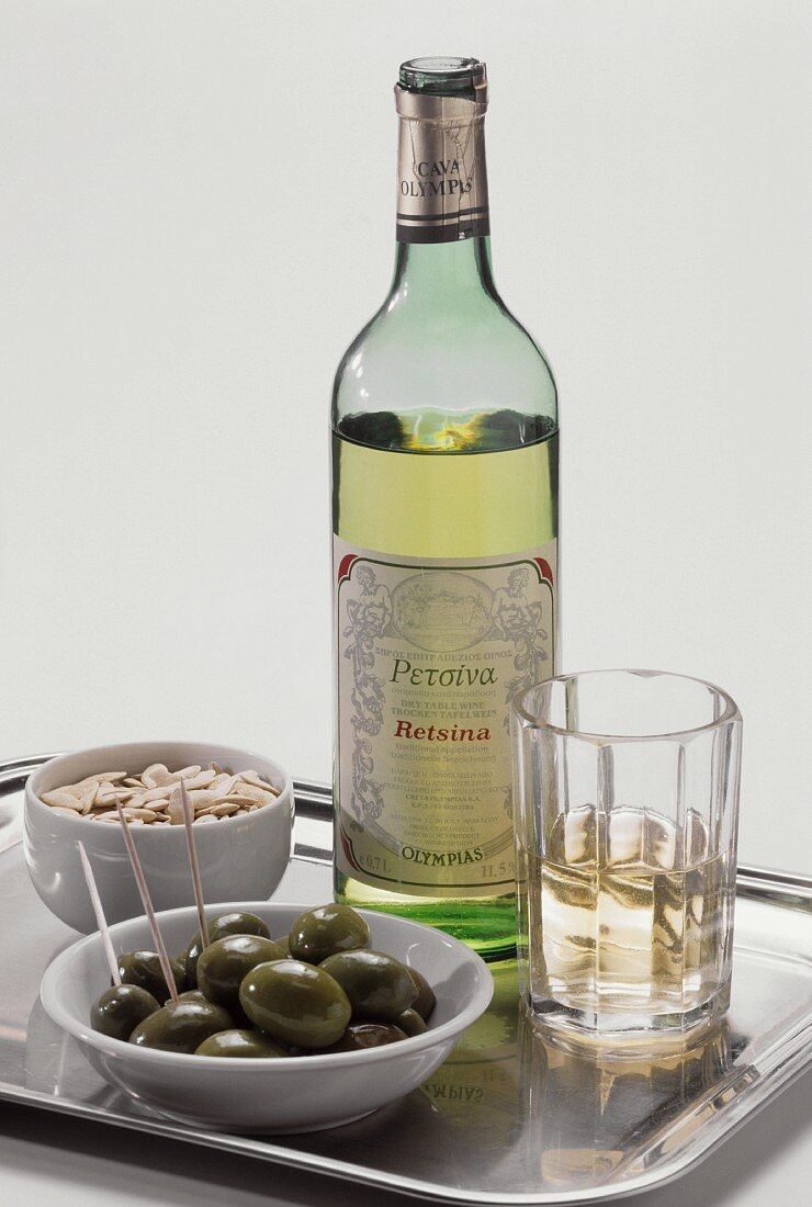 Eine Flasche Retsina mit Oliven