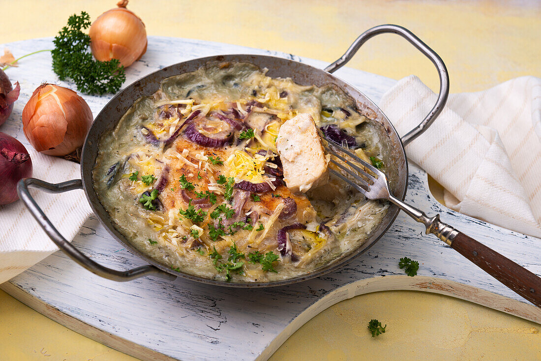 Vegane Steaks nach Hähnchen-Art in Zwiebel-Sahne-Sauce gratiniert