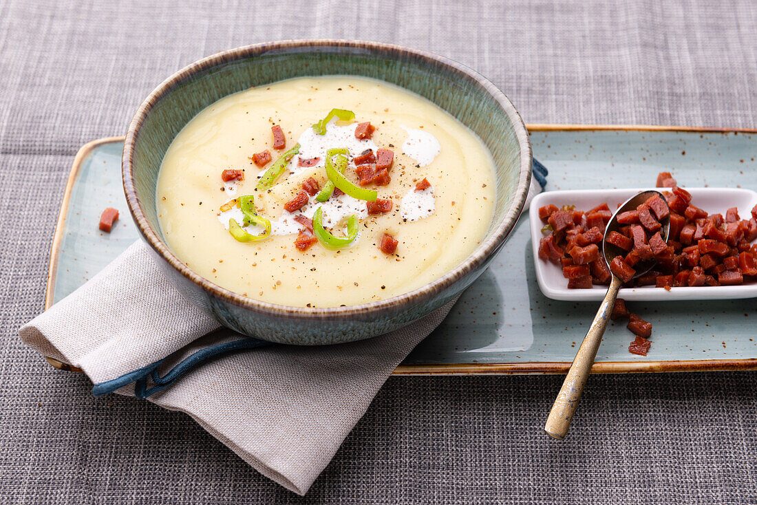 Vegan parsnip and leek cream soup with bacon substitute