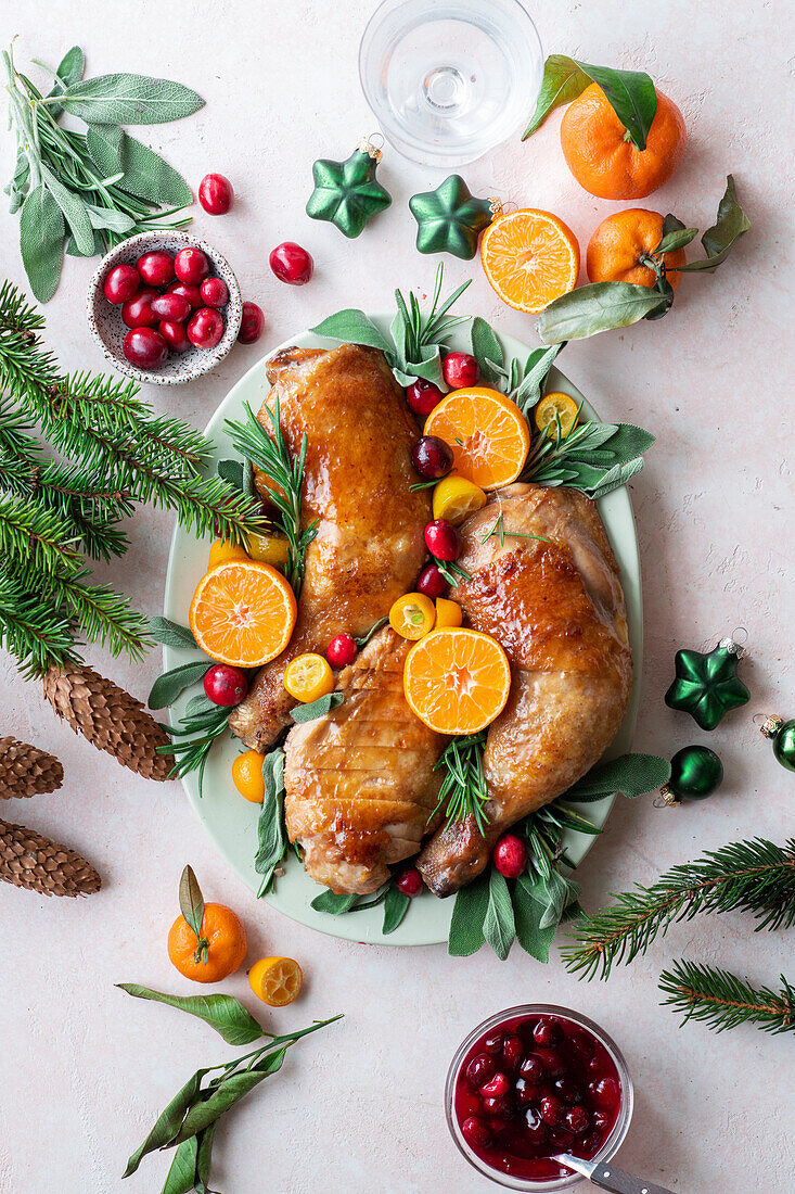 Gebratenes Huhn mit Preiselbeeren und Mandarinen