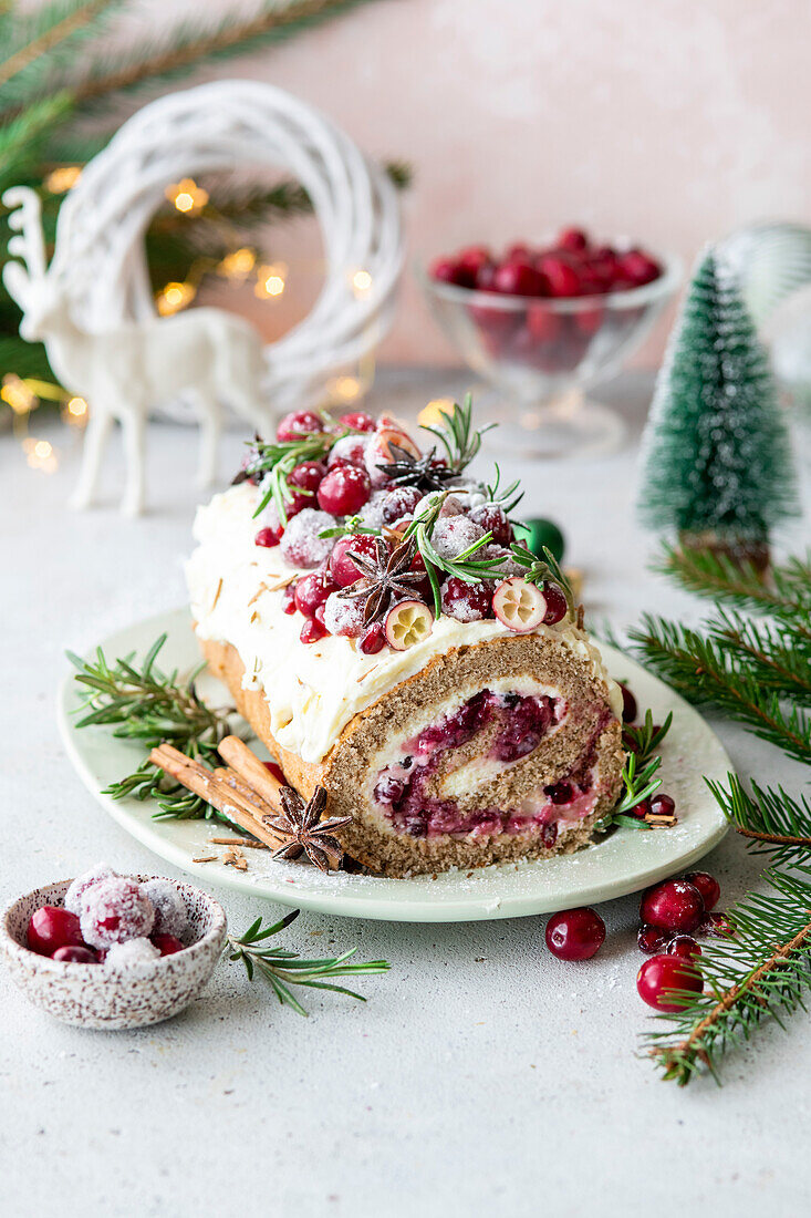 Lebkuchenroulade mit Preiselbeerfüllung