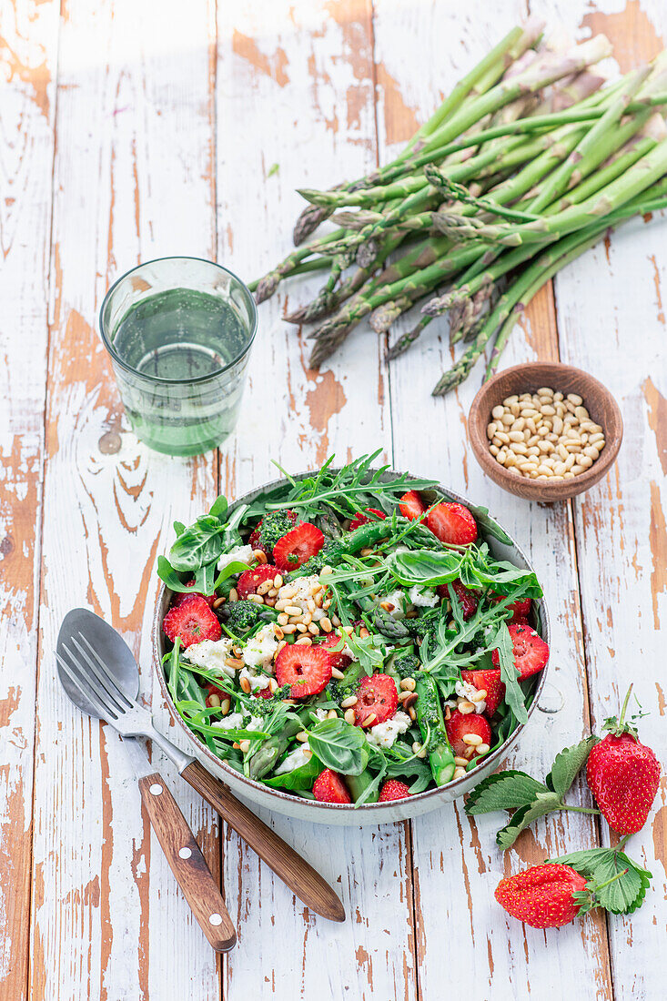 Asparagus and strawberry salad with rocket and feta