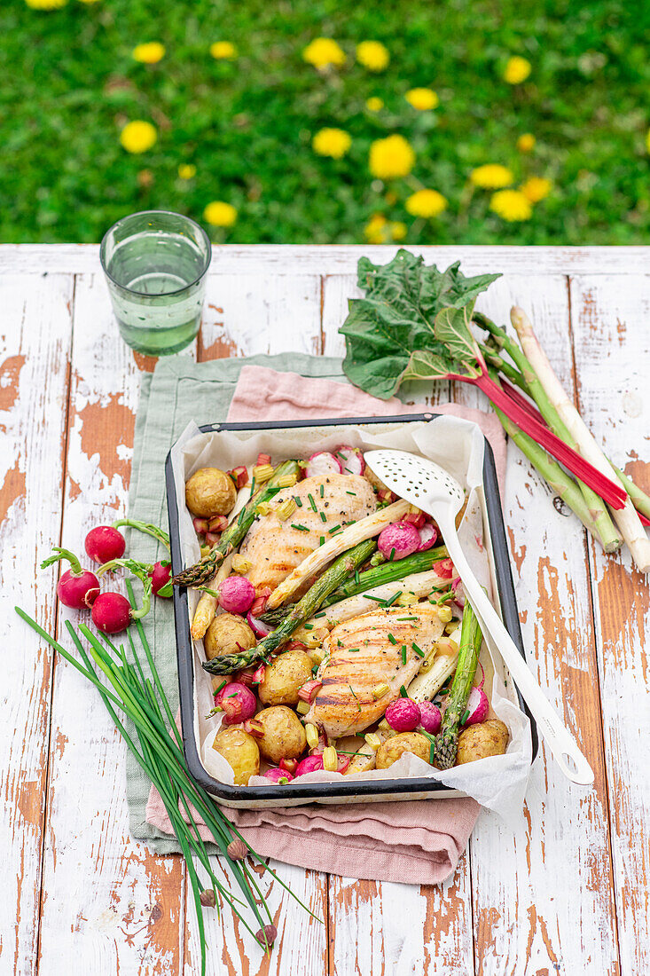 Oven chicken with green asparagus and radishes