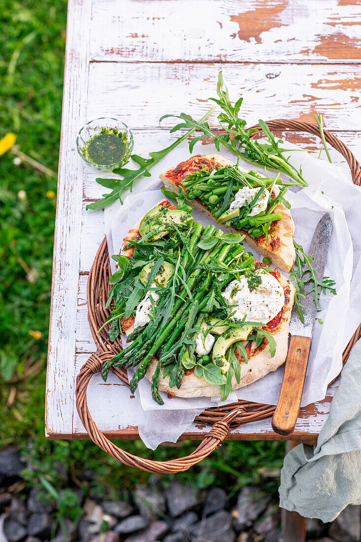 Spargel-Pinsa mit Mozzarella und Rucola