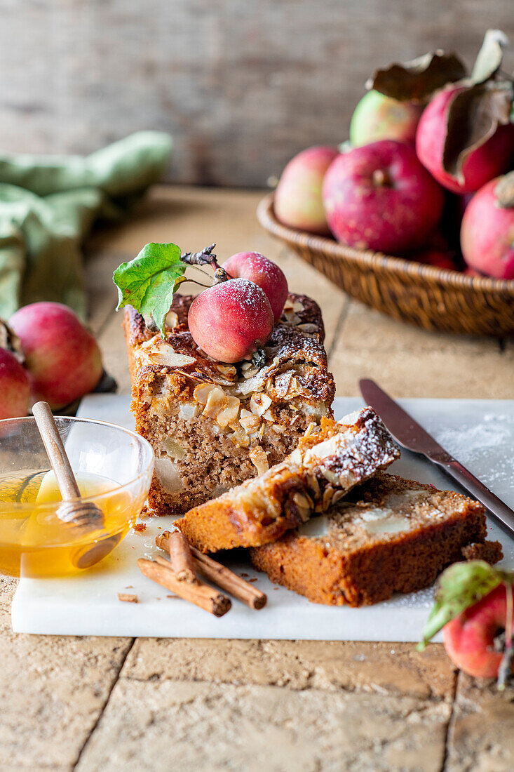 Roggenkuchen mit Äpfeln und Honig