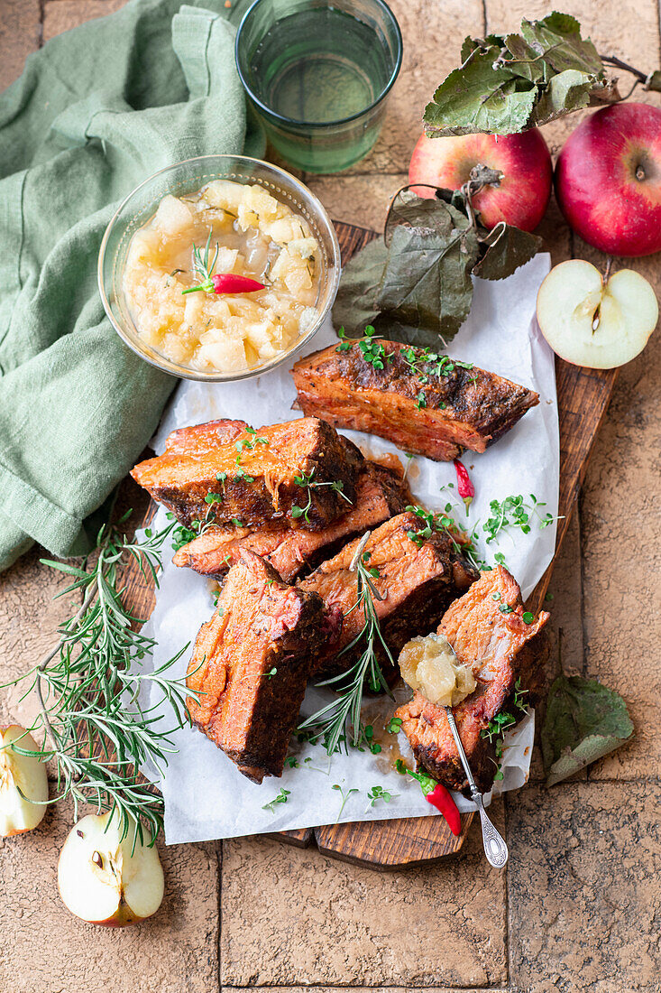 Smoked spare ribs with apple sauce